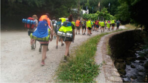 niños en actividades de camino