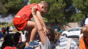 joven con niño en brazos